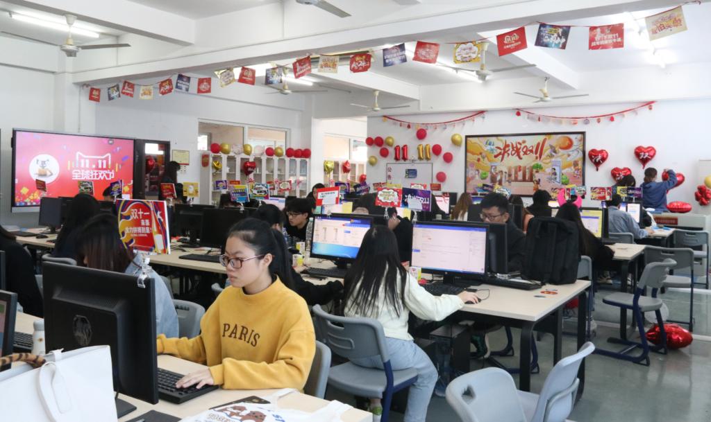 图2:员工跟岗场景 图2:员工跟岗场景